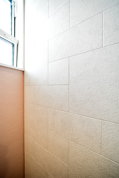 トイレの壁の一面にはエコカラットが貼られトイレ空間の調湿や脱臭に貢献します