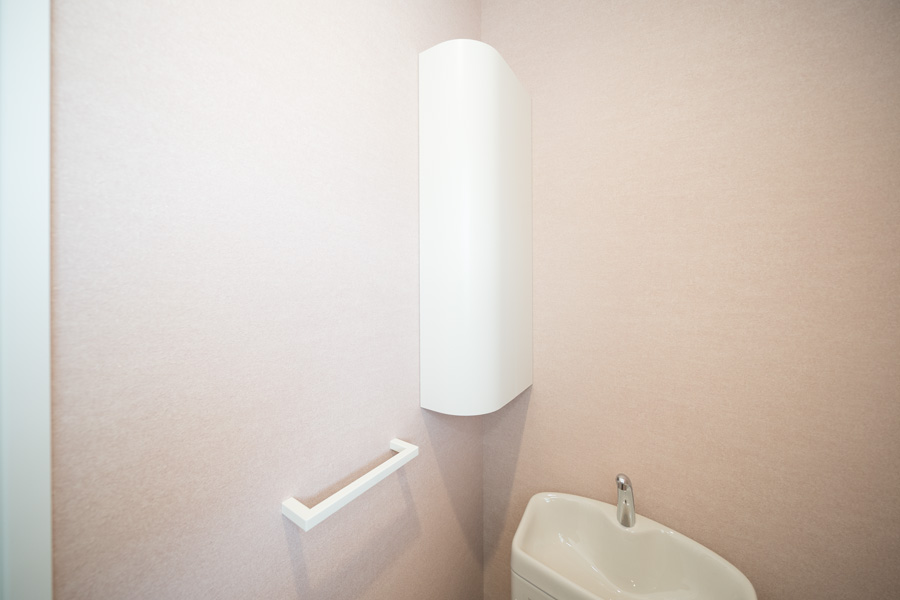 トイレタリー収納はRの効いた斬新なデザインで空間に溶け込みます