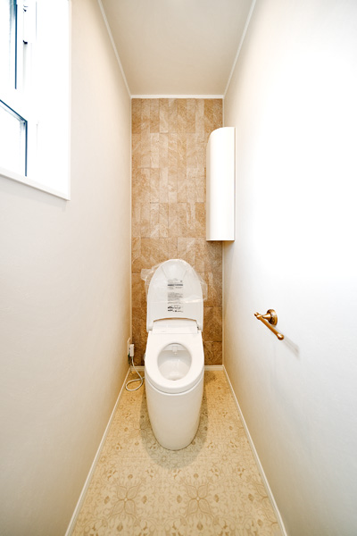 2Fトイレもタンクレスでクラシックなペーパーホルダーがピリッと空間を引き締めます
