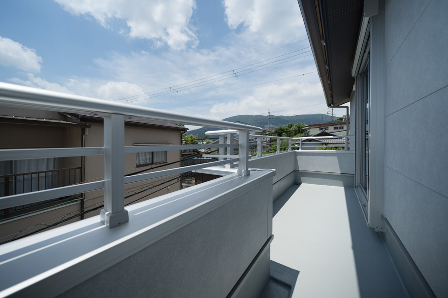 バルコニーからは生駒山が一望でき、東から西まで大きく開けたバルコニーなので日当たりが抜群です