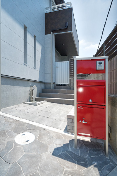 玄関ポストは赤く、グレーをベースにした外構や建物とのコントラストがハッキリとして存在感がります