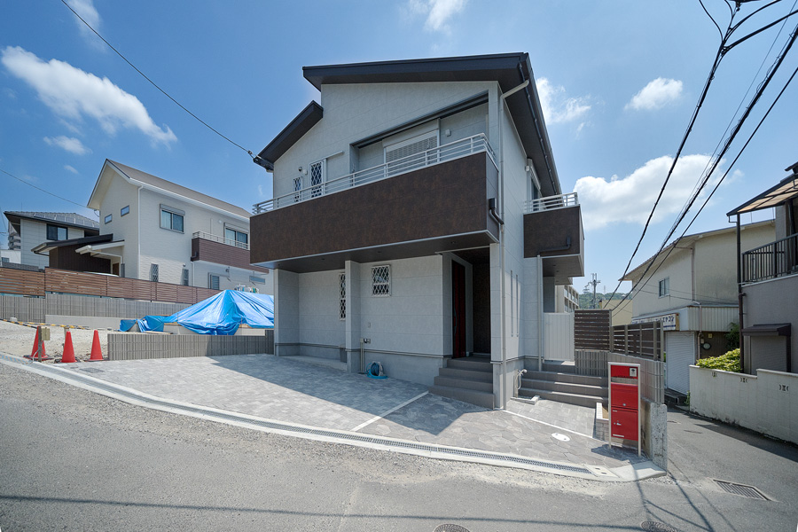 角地と言う開放感のある立地が引き立てるモダンな外観と色調を合わせた外構が高次元でミックスされた全景