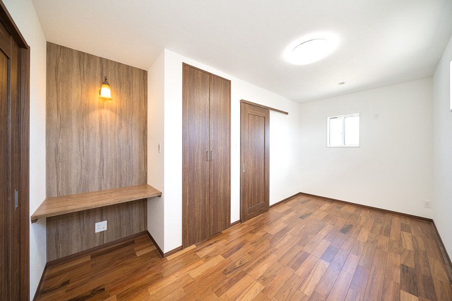 9.8帖洋室と隣り合う8.1洋室。以前は収納でしたが部屋として利用できるようにしました