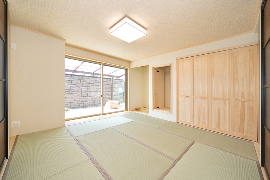 1F8.8帖和室。本格的な真壁使用からモダンで明るい印象の和室へ刷新し広さを確保しています