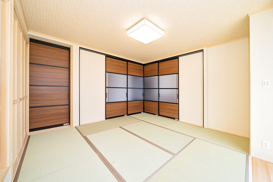 室内側から見た様子。独立した部屋としても利用できるように引き戸を設け別途にドアもご用意しています