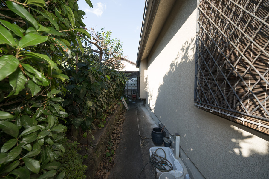 駐車スペース奥側はテラス屋根付きの広い空間ですので車を駐車したり洗濯物を干したりと多目的にお使い頂けます