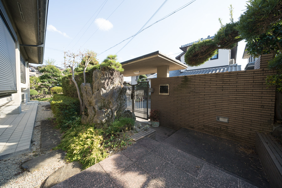 エントランス周辺。既存の植栽を整理しテラス屋根を新設。玄関まで車椅子を利用して通れるようにしています