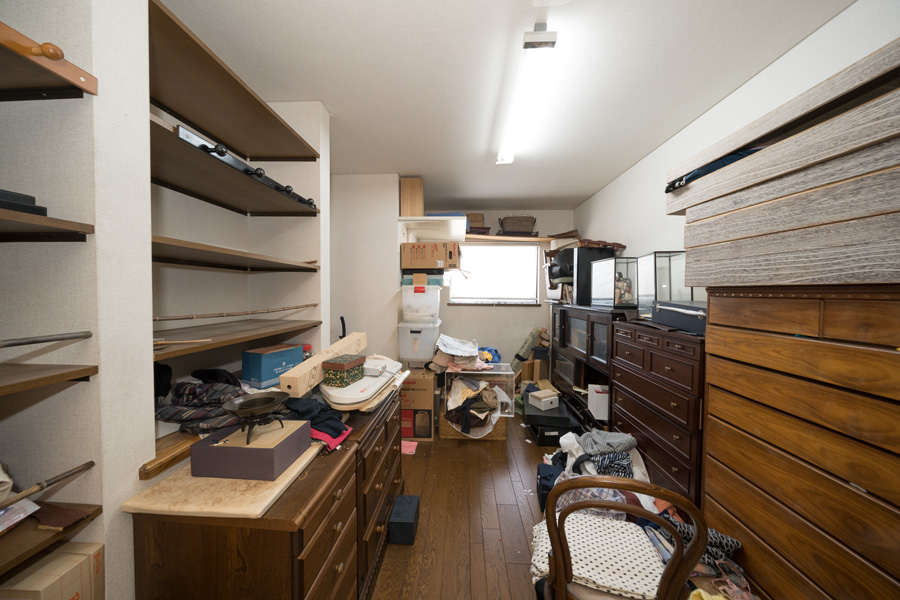 9.8帖洋室と隣り合う8.1洋室。以前は収納でしたが部屋として利用できるようにしました