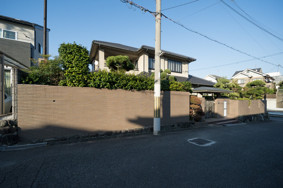 以前は駐車スペースがありませんでしたが、広い庭を利用して駐車5台可能なシャッター付き車庫を作っています