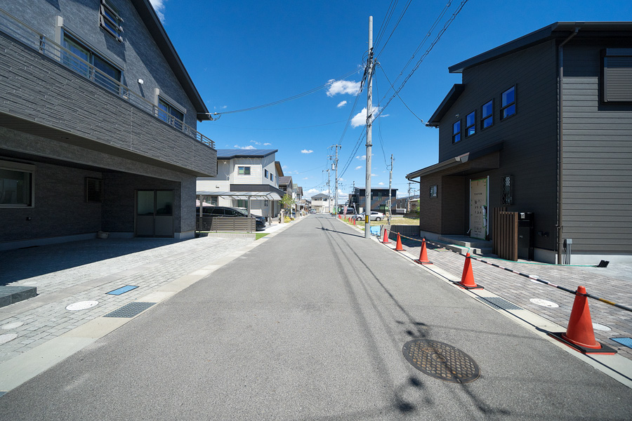 南から北側を向いた街並み写真です。左側の土地は全て完売し新築が立ち並びます